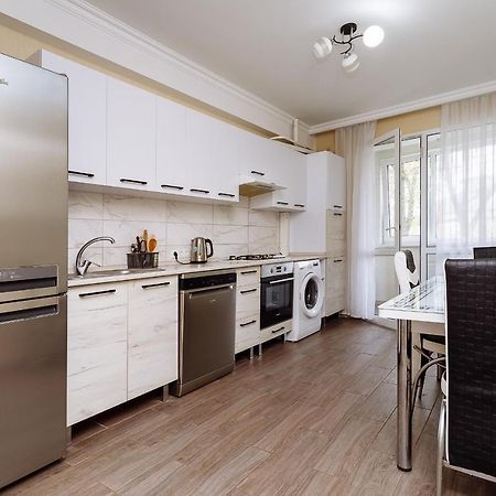 Apartament Confortabil In Centrul Orasului! キシナウ エクステリア 写真